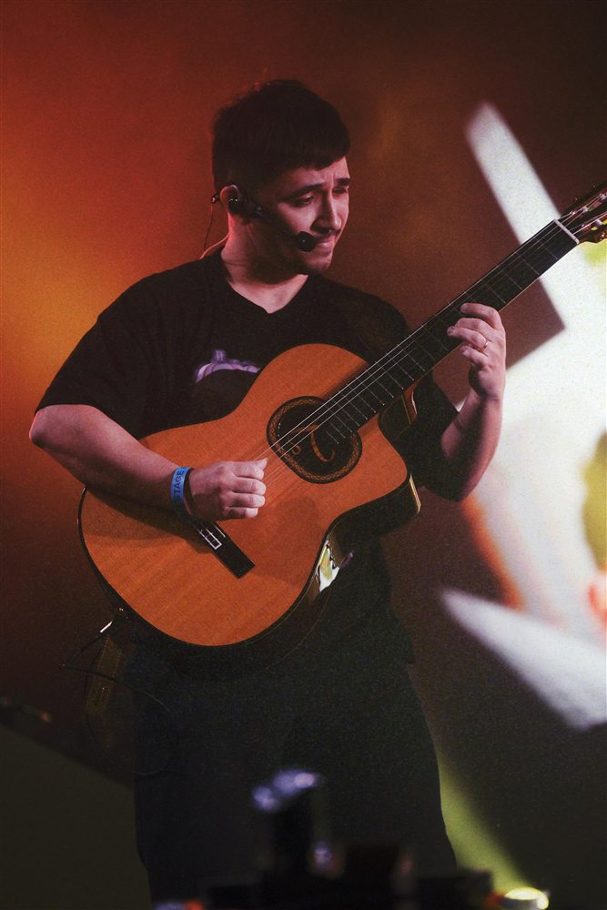 Retrato de Carlos Jr. com o violão