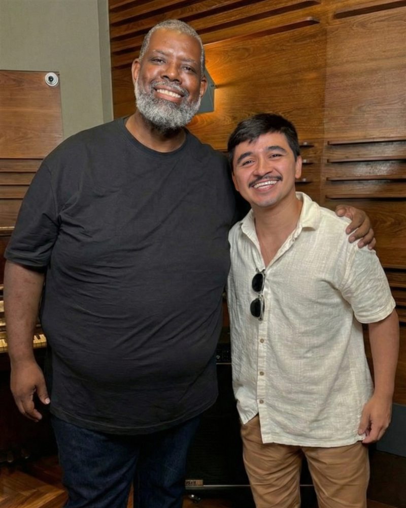 Carlos Jr. ao lado de Péricles
